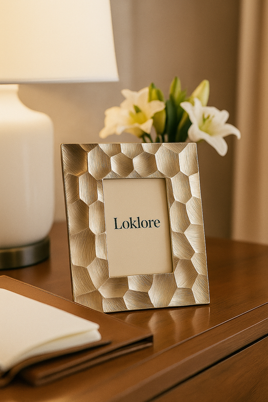 Svarna – Handcrafted Metallic Photo Frame